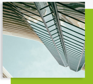 Vue en contre-plongée d’une façade vitrée moderne avec lignes architecturales asymétriques