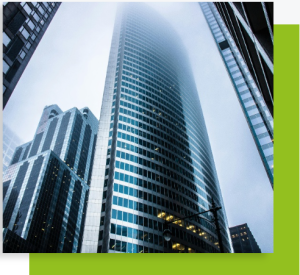 Vue en contre-plongée d’un gratte-ciel moderne entouré de brouillard