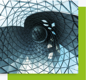 Vue intérieure d’une structure architecturale contemporaine en métal et verre formant un toit géométrique, avec une bande graphique verte sur le côté