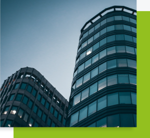 Façades vitrées de bâtiments tertiaires modernes photographiés sous un ciel bleu foncé