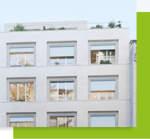 Façade d’un immeuble résidentiel moderne aux fenêtres rectangulaires sous un ciel bleu