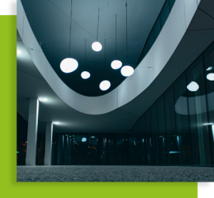 Vue d’un bâtiment moderne avec plafond incurvé et luminaires suspendus éclairant l’espace