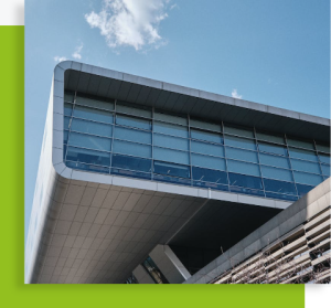 Façade vitrée d’un bâtiment tertiaire contemporain sous un ciel bleu