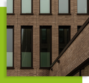 Façade d’un bâtiment moderne en briques avec de larges fenêtres verticales