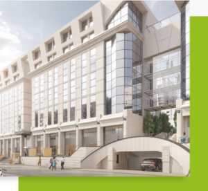 Grand immeuble tertiaire moderne à façade vitrée avec piétons et rampe de parking, encadré par une bande graphique verte sur le côté