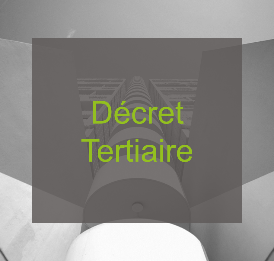 Illustration d’un immeuble avec le texte “Décret Tertiaire” en surimpression