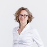 Personne portant une chemise blanche, photographiée sur fond clair