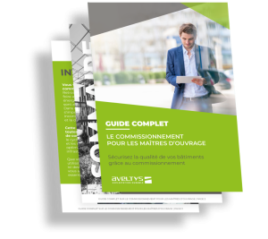 Couverture du guide Aveltys sur le commissionnement pour les maîtres d’ouvrage, tenue par une personne en extérieur