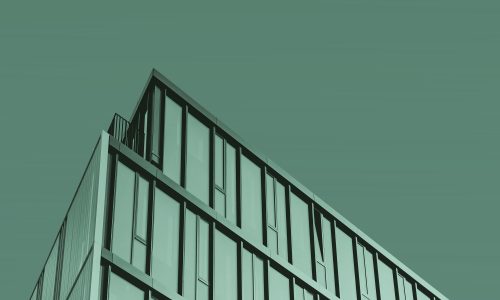 Façade vitrée d’un immeuble moderne dans une tonalité monochrome verte