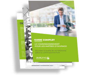 Couverture du guide Aveltys sur le commissionnement pour les maîtres d’ouvrage, tenue par une personne en extérieur