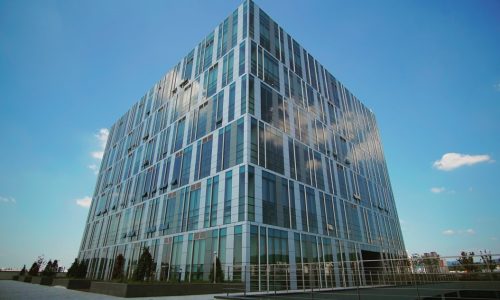Découvrez comment optimiser durablement le rendement d'un immeuble tertiaire grâce au commissionnement