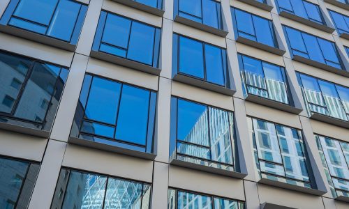 Découvrez comment optimiser la performance énergétique de votre immeuble de bureaux et réduire les charges grâce à des solutions efficaces et une gestion proactive.